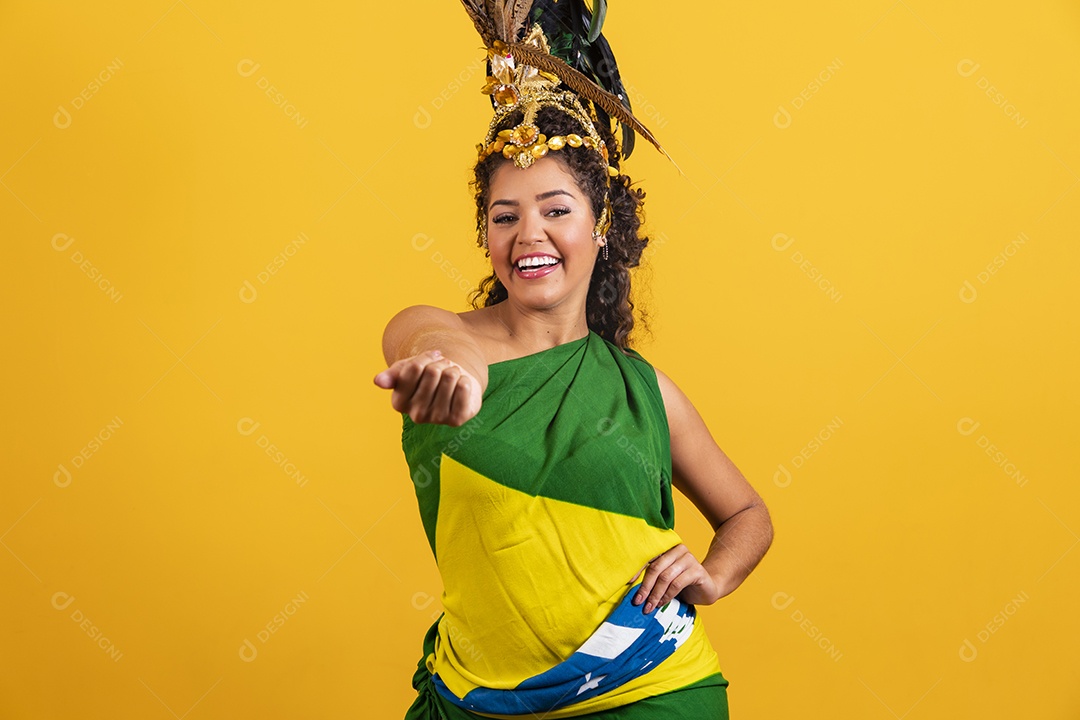 Linda mulher jovem morena torcedora do brasil usando fantasia carnaval e bandeira do brasil na costa