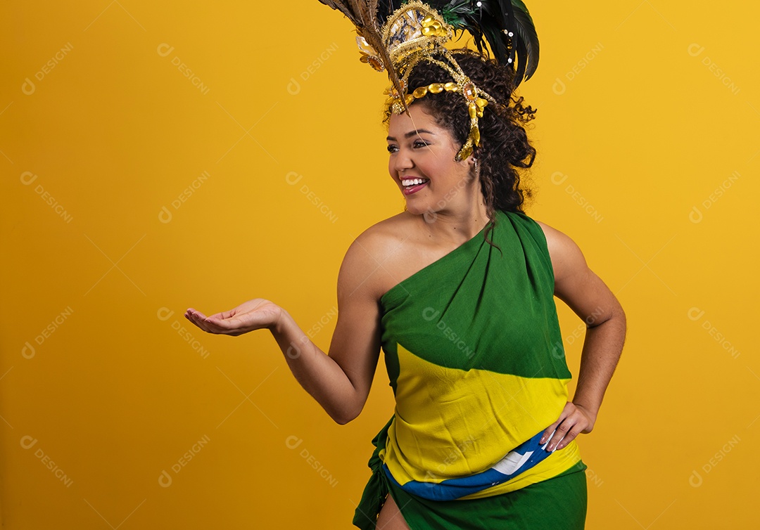 Linda mulher jovem morena torcedora do brasil usando fantasia carnaval e bandeira do brasil na costa