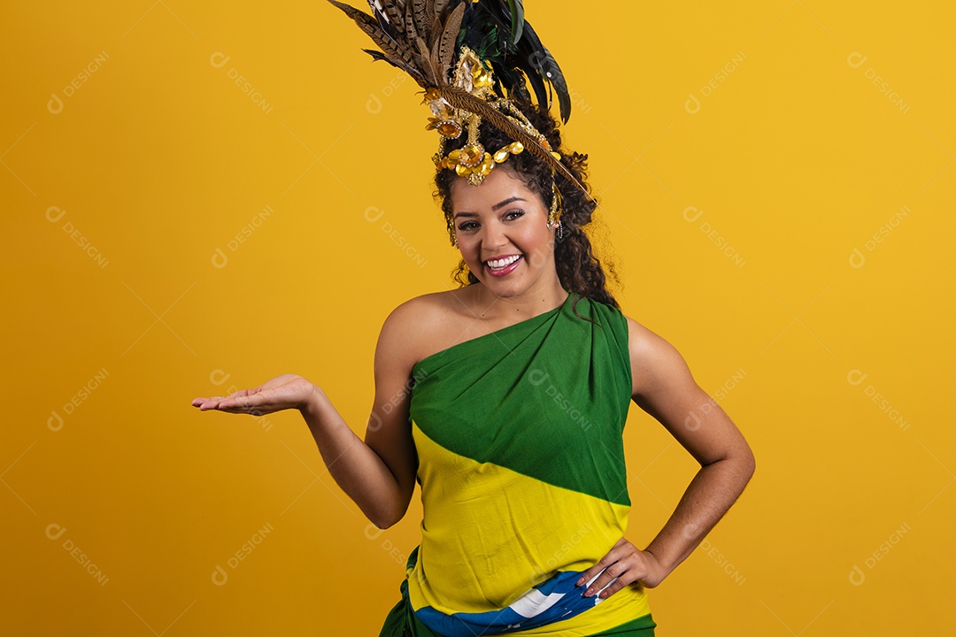 Linda mulher jovem morena torcedora do brasil usando fantasia carnaval e bandeira do brasil na costa