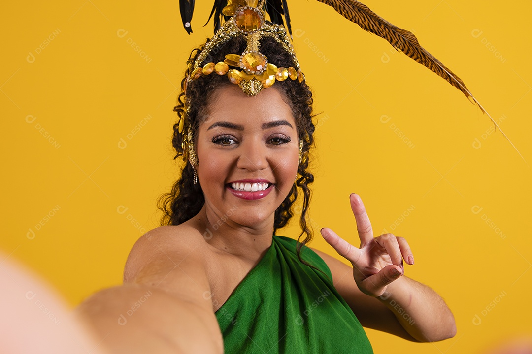 Linda mulher jovem morena torcedora do brasil usando fantasia carnaval e bandeira do brasil na costa