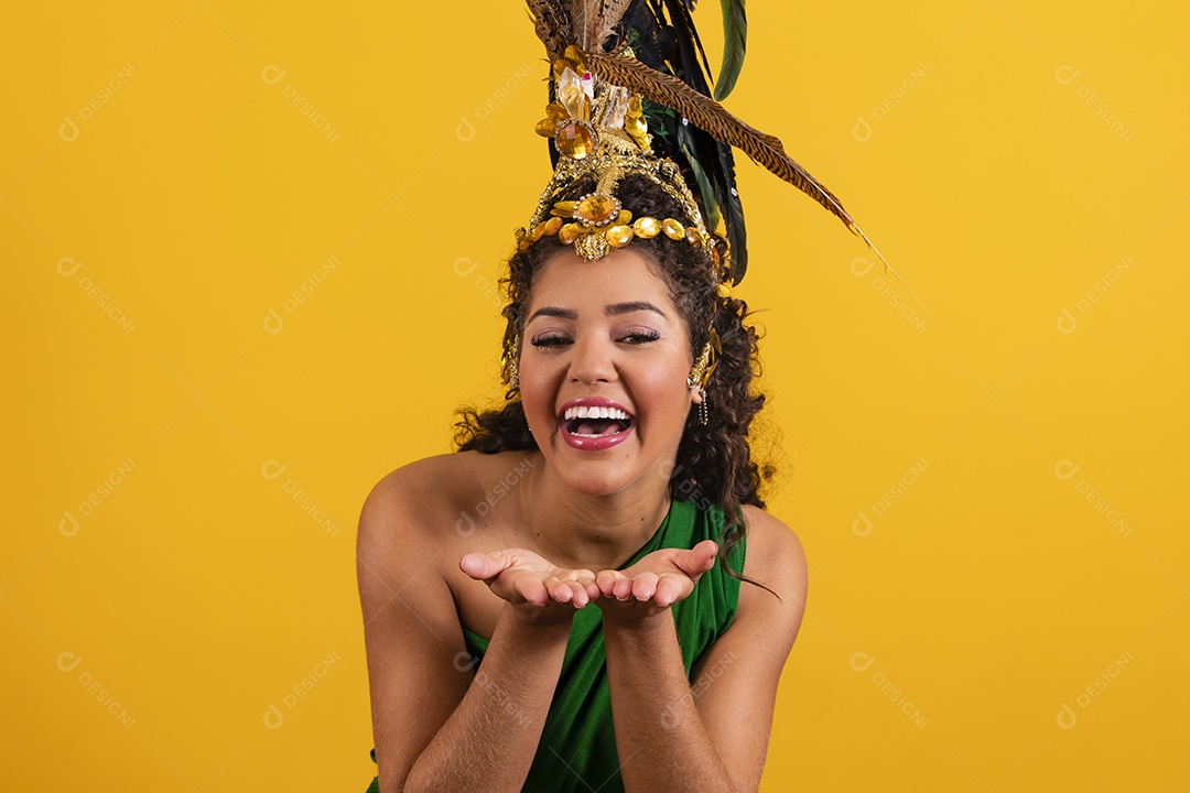 Linda mulher jovem morena torcedora do brasil usando fantasia carnaval e bandeira do brasil na costa
