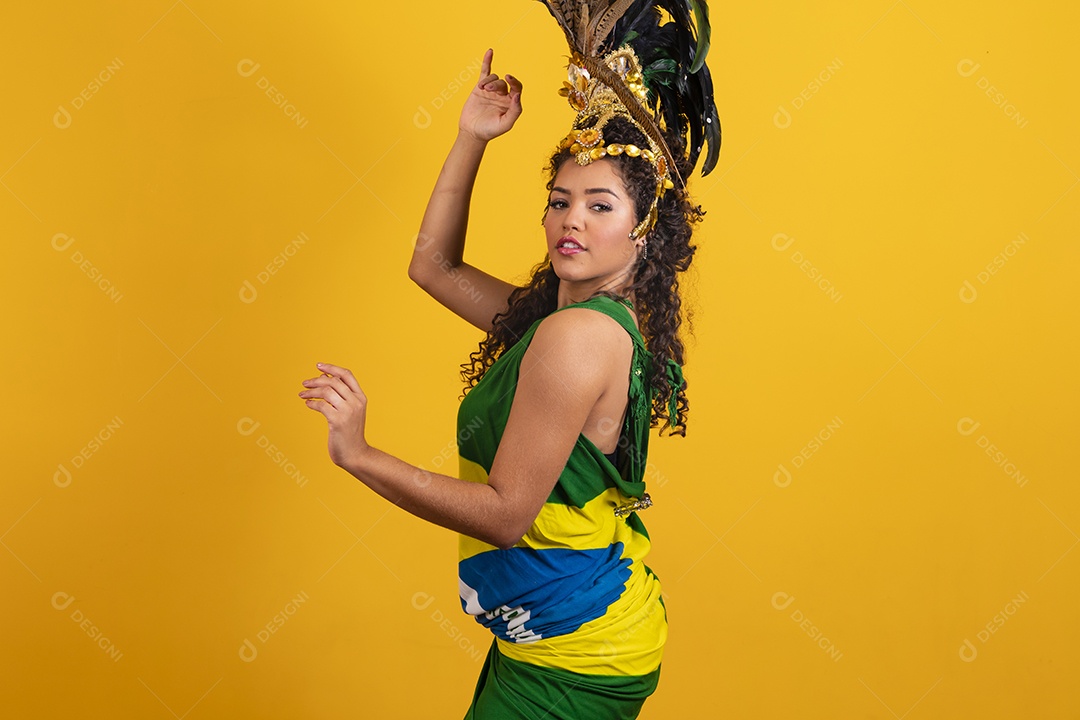 Linda mulher jovem morena torcedora do brasil usando fantasia carnaval e bandeira do brasil na costa