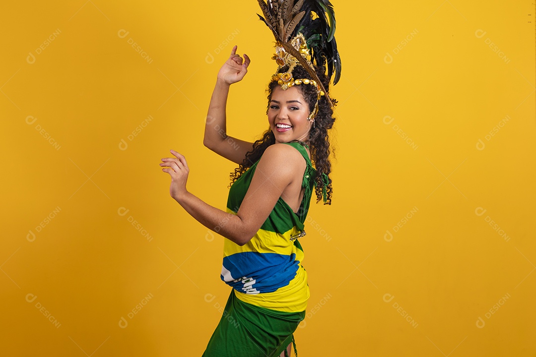 Linda mulher jovem morena torcedora do brasil usando fantasia carnaval e bandeira do brasil na costa