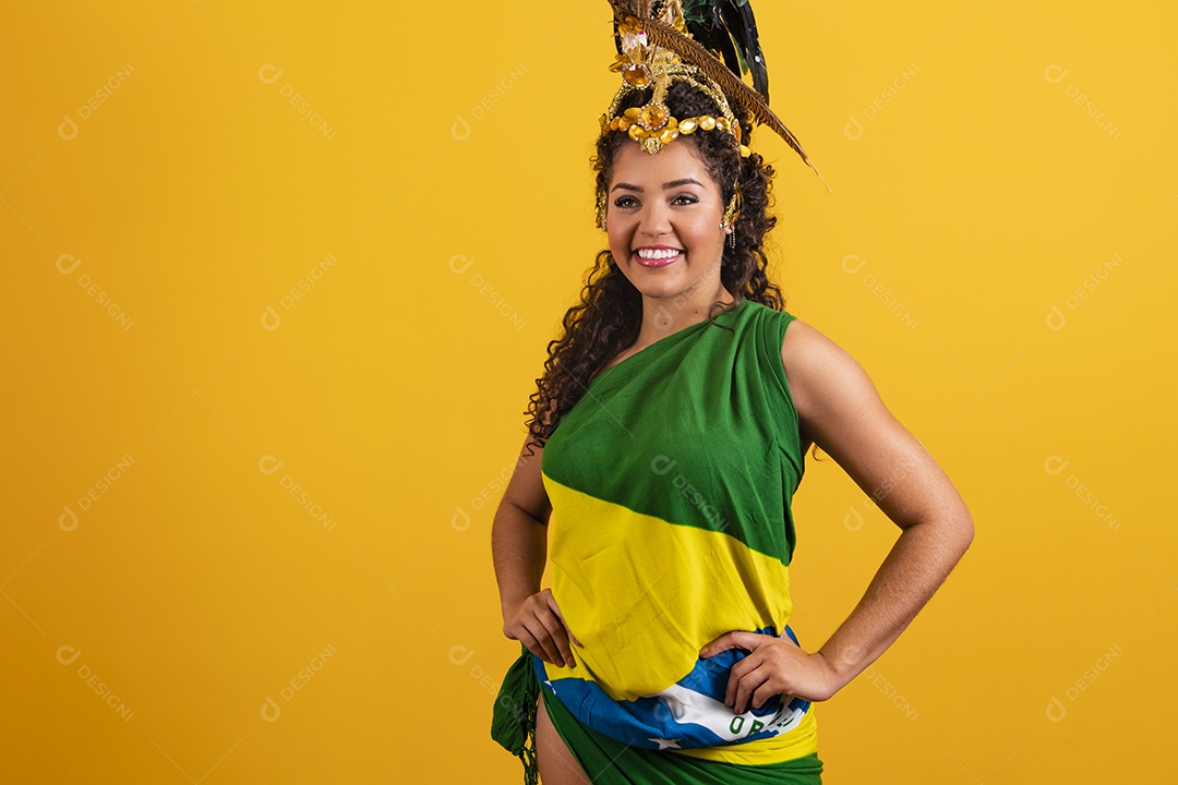 Linda mulher jovem morena torcedora do brasil usando fantasia carnaval e bandeira do brasil na costa
