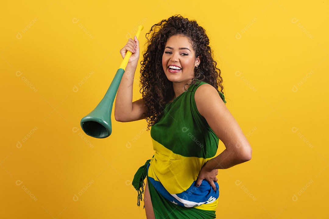 Linda mulher jovem morena segurando bandeira do brasil cabelo afro sobre fundo isolado amarelo