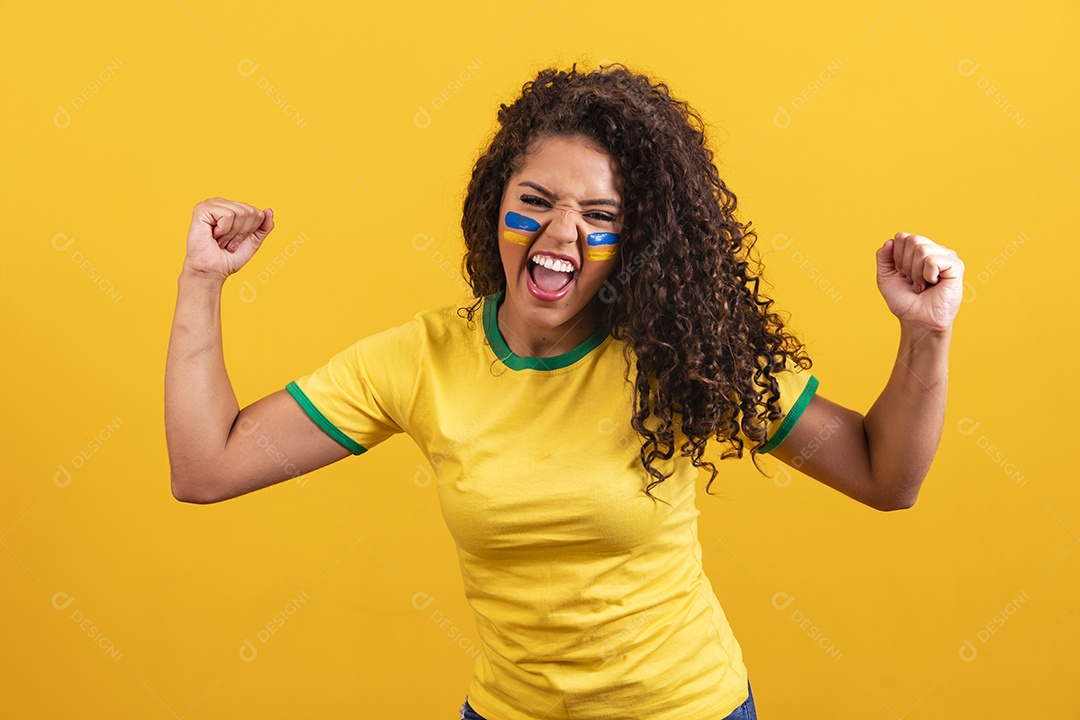 Linda mulher jovem morena segurando bandeira do brasil cabelo afro sobre fundo isolado amarelo