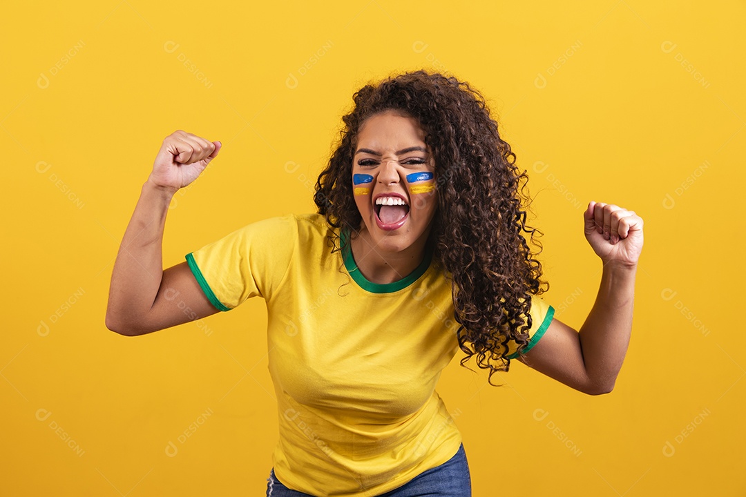 Linda mulher jovem morena segurando bandeira do brasil cabelo afro sobre fundo isolado amarelo