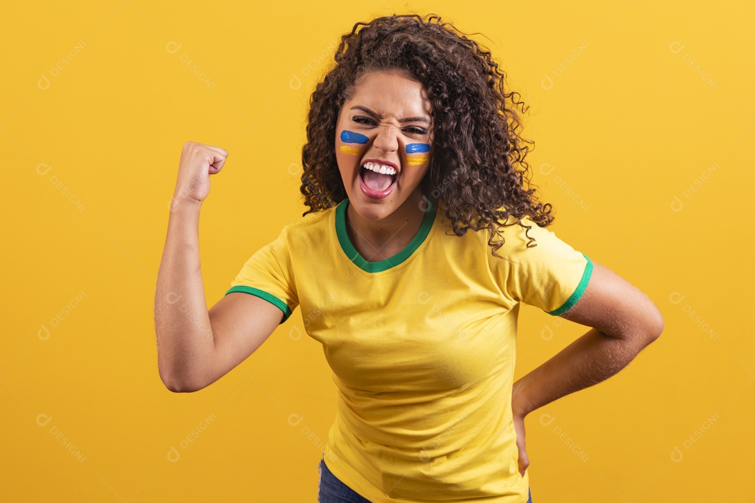 Linda mulher jovem morena segurando bandeira do brasil cabelo afro sobre fundo isolado amarelo
