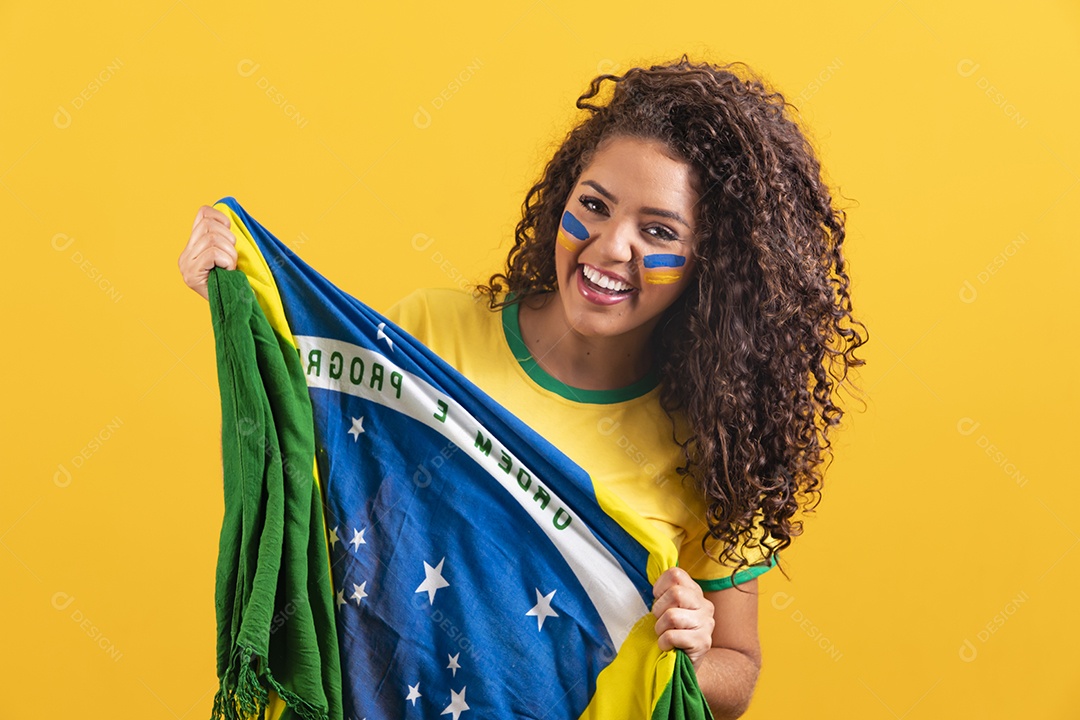 Linda mulher jovem morena segurando bandeira do brasil cabelo afro sobre fundo isolado amarelo
