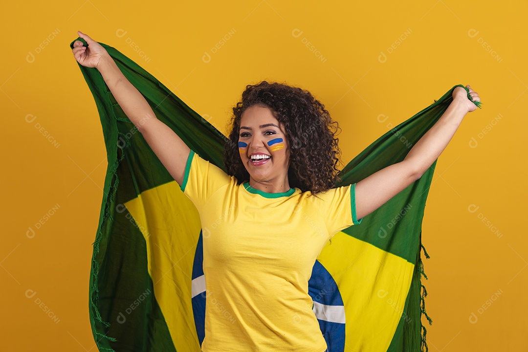 Linda mulher jovem morena segurando bandeira do brasil cabelo afro sobre fundo isolado amarelo