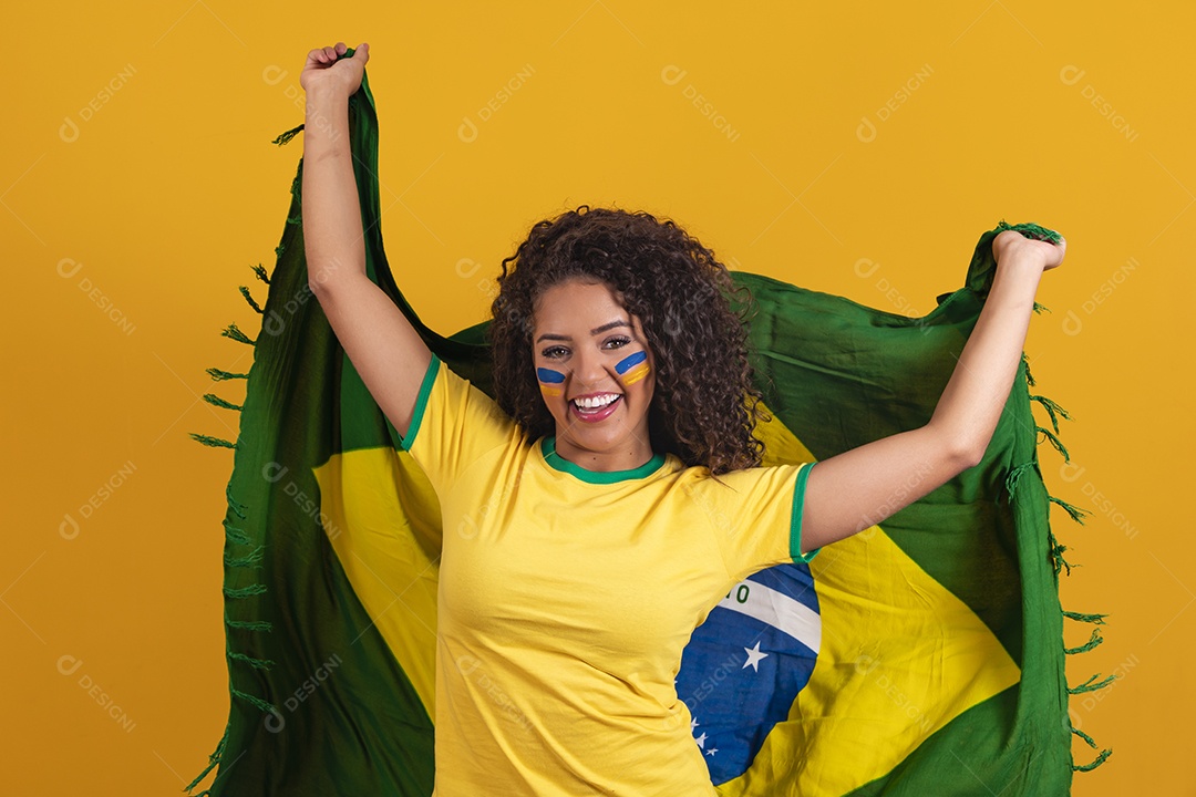 Linda mulher jovem morena segurando bandeira do brasil cabelo afro sobre fundo isolado amarelo
