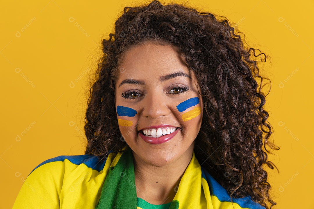 Linda mulher jovem morena segurando bandeira do brasil cabelo afro sobre fundo isolado amarelo