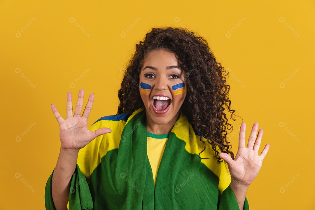 Linda mulher jovem morena segurando bandeira do brasil cabelo afro sobre fundo isolado amarelo