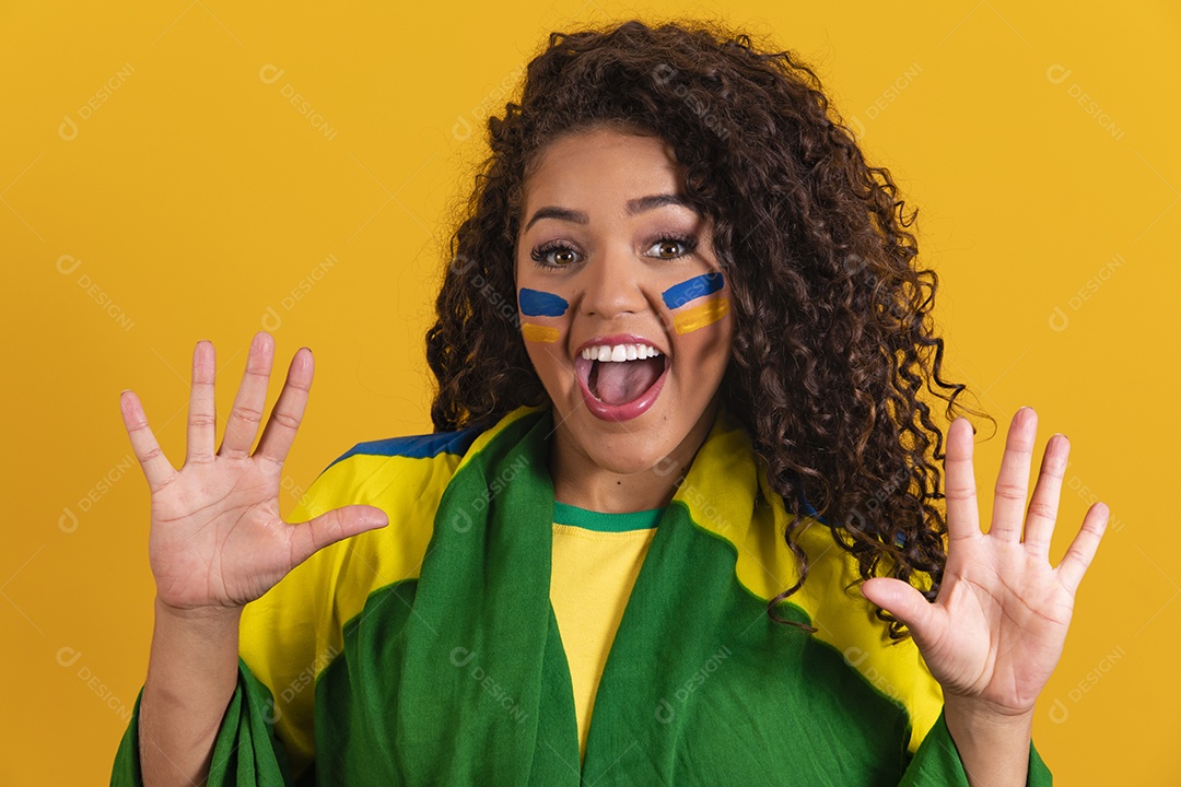 Linda mulher jovem morena segurando bandeira do brasil cabelo afro sobre fundo isolado amarelo