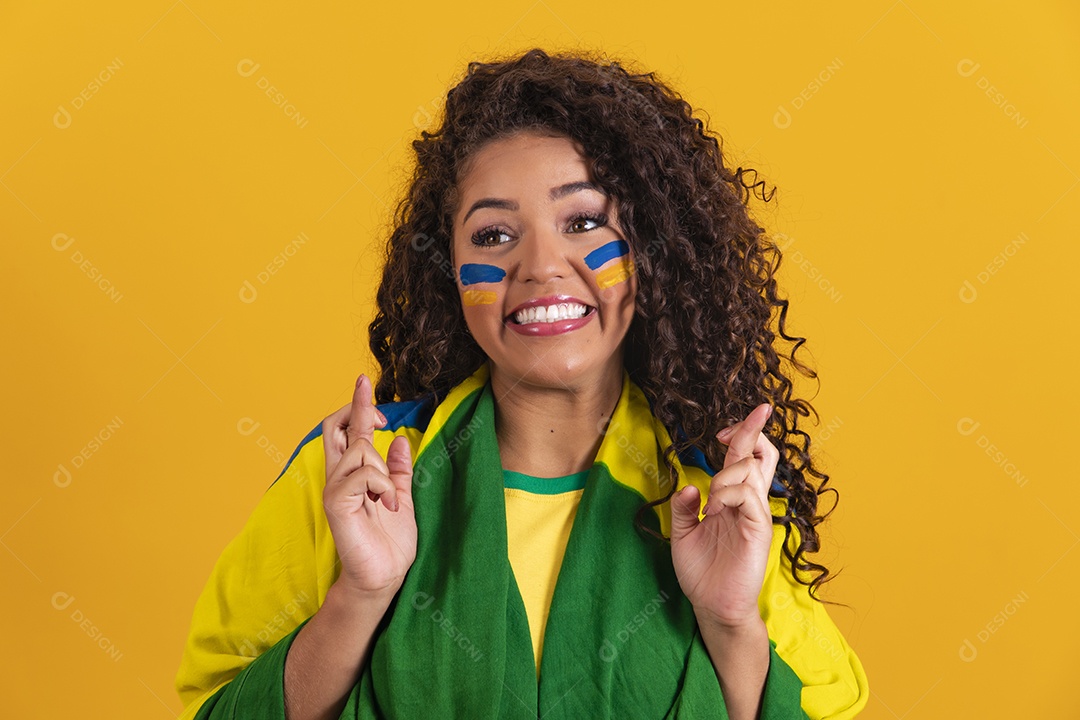 Linda mulher jovem morena segurando bandeira do brasil cabelo afro sobre fundo isolado amarelo