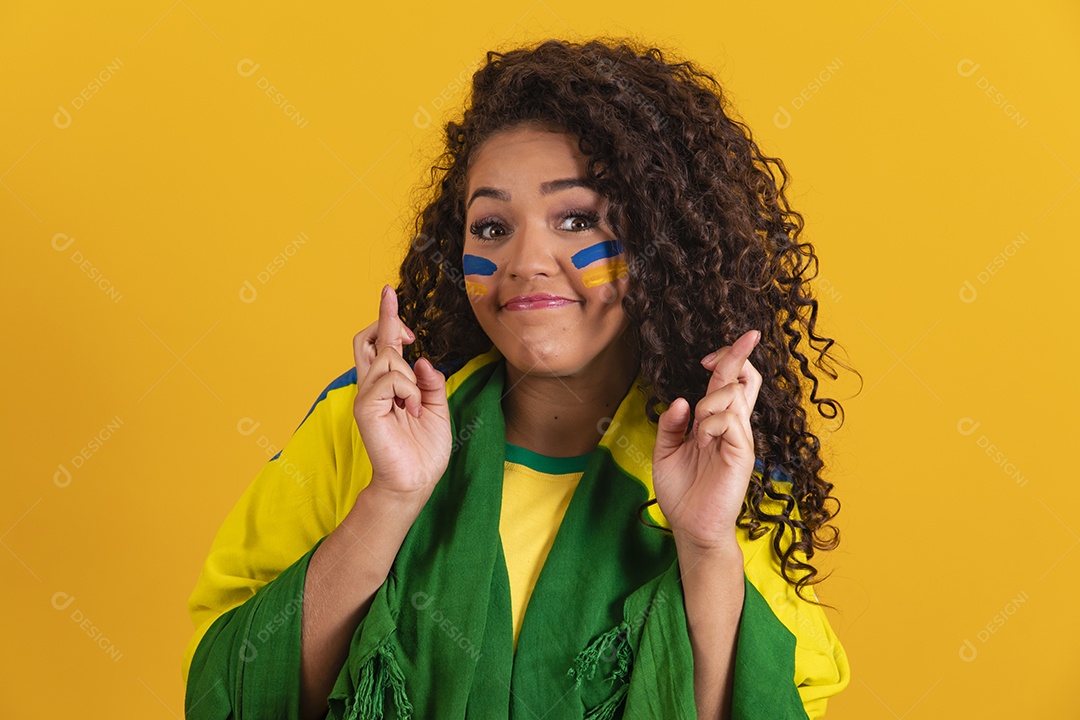 Linda mulher jovem morena segurando bandeira do brasil cabelo afro sobre fundo isolado amarelo