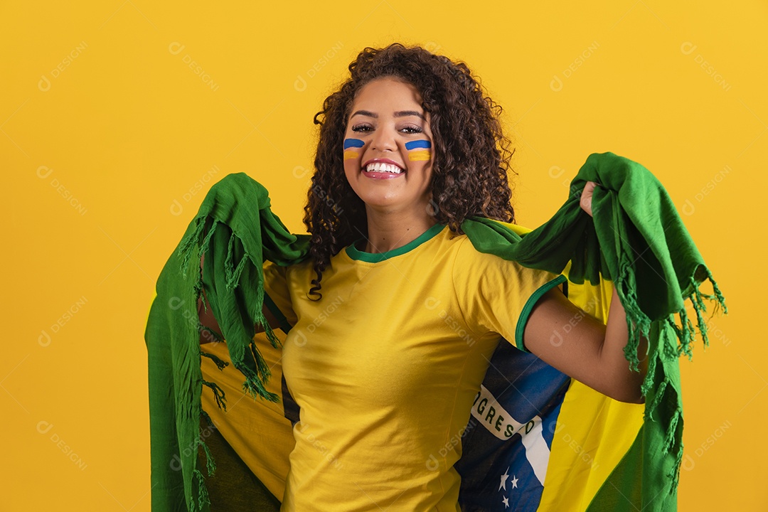 Linda mulher jovem morena segurando bandeira do brasil cabelo afro sobre fundo isolado amarelo