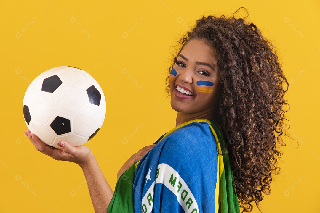 Linda mulher jovem morena segurando bandeira do brasil cabelo afro sobre fundo isolado amarelo