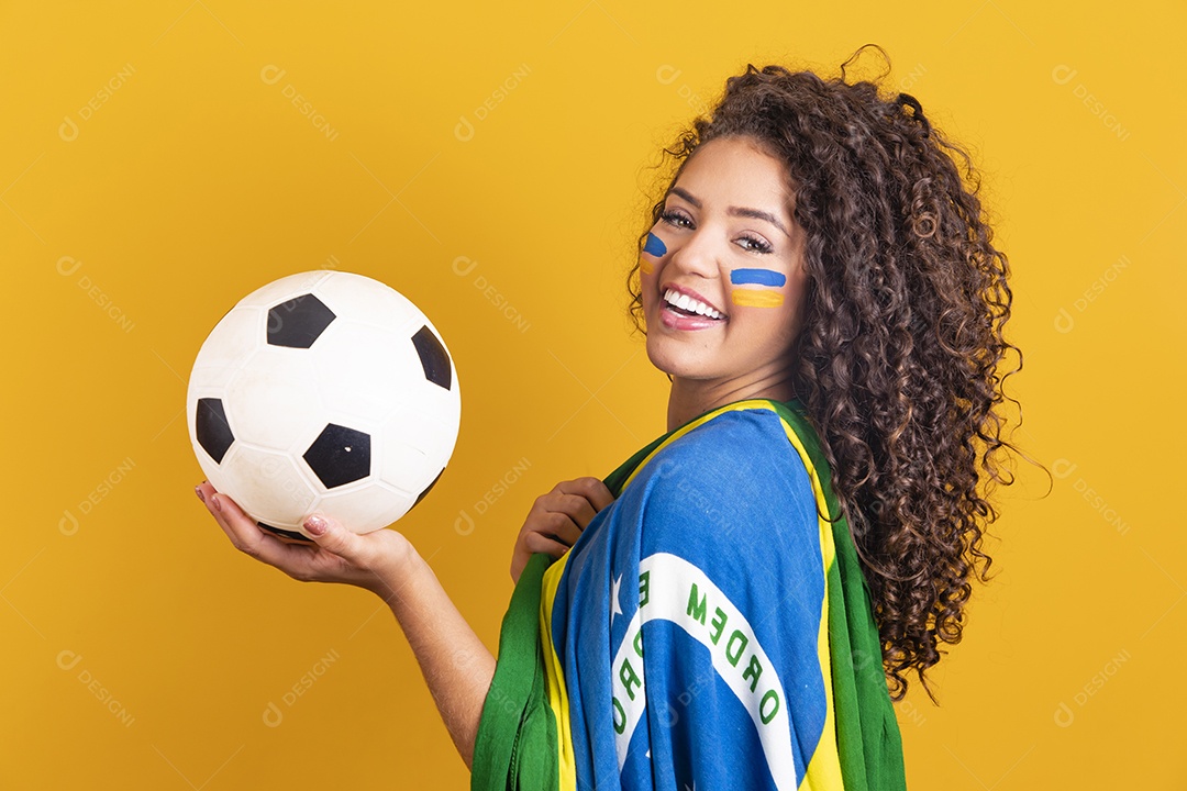 Linda mulher jovem morena segurando bandeira do brasil cabelo afro sobre fundo isolado amarelo