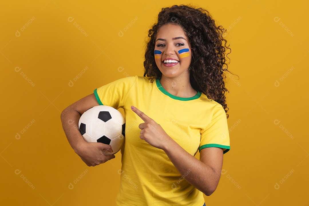 Linda mulher jovem morena segurando bandeira do brasil cabelo afro sobre fundo isolado amarelo