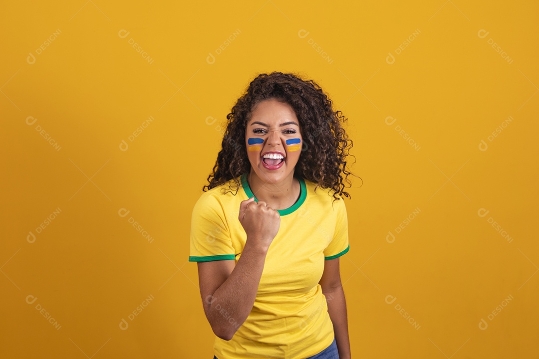 Linda mulher jovem morena segurando bandeira do brasil cabelo afro sobre fundo isolado amareloc