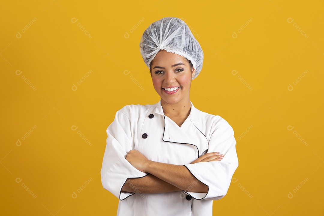 Linda mulher jovem garota cabelo cacheado chefe de cozinha usando avental branco fundo isolado amarelo