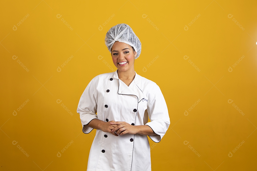 Linda mulher jovem garota cabelo cacheado chefe de cozinha usando avental branco fundo isolado amarelo
