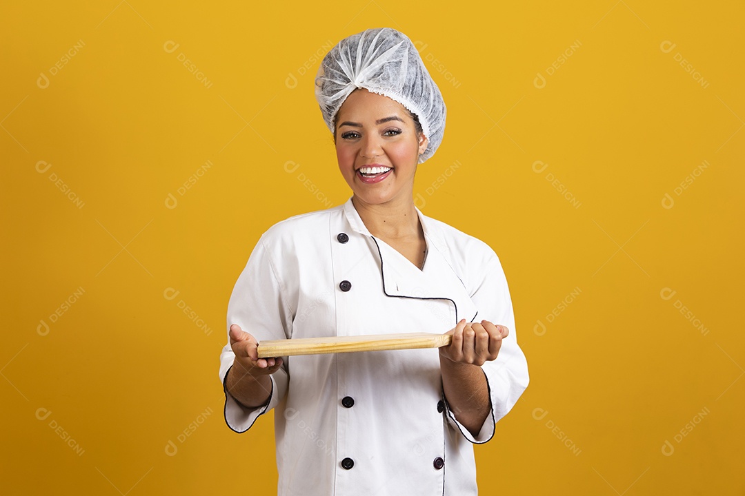 Linda mulher jovem garota cabelo cacheado chefe de cozinha usando avental branco fundo isolado amarelo