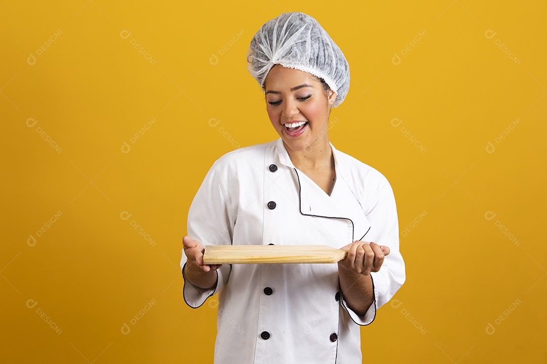 Linda mulher jovem garota cabelo cacheado chefe de cozinha usando avental branco fundo isolado amarelo
