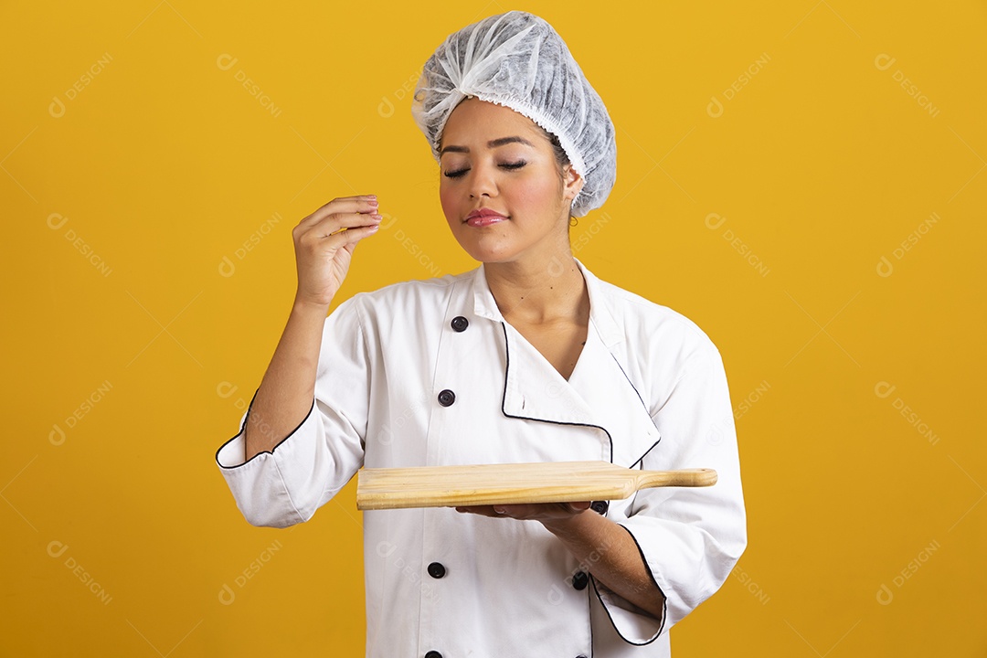Linda mulher jovem garota cabelo cacheado chefe de cozinha usando avental branco fundo isolado amarelo