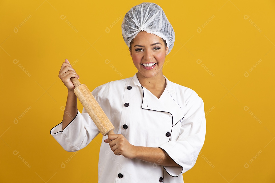 Linda mulher jovem garota cabelo cacheado chefe de cozinha usando avental branco fundo isolado amarelo
