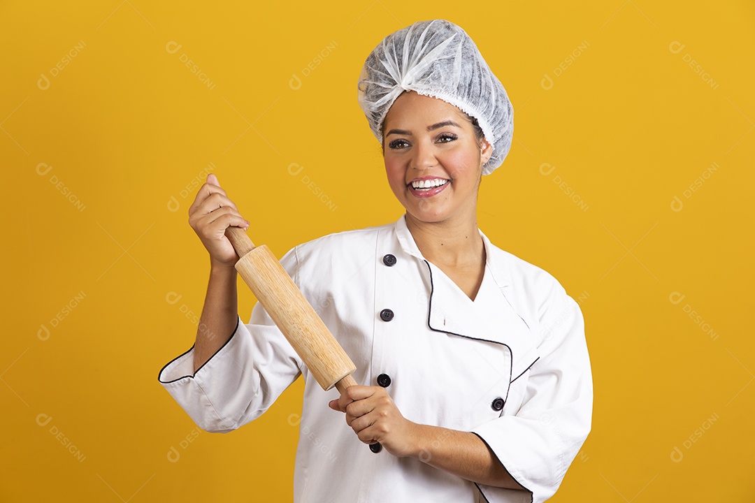 Linda mulher jovem garota cabelo cacheado chefe de cozinha usando avental branco fundo isolado amarelo
