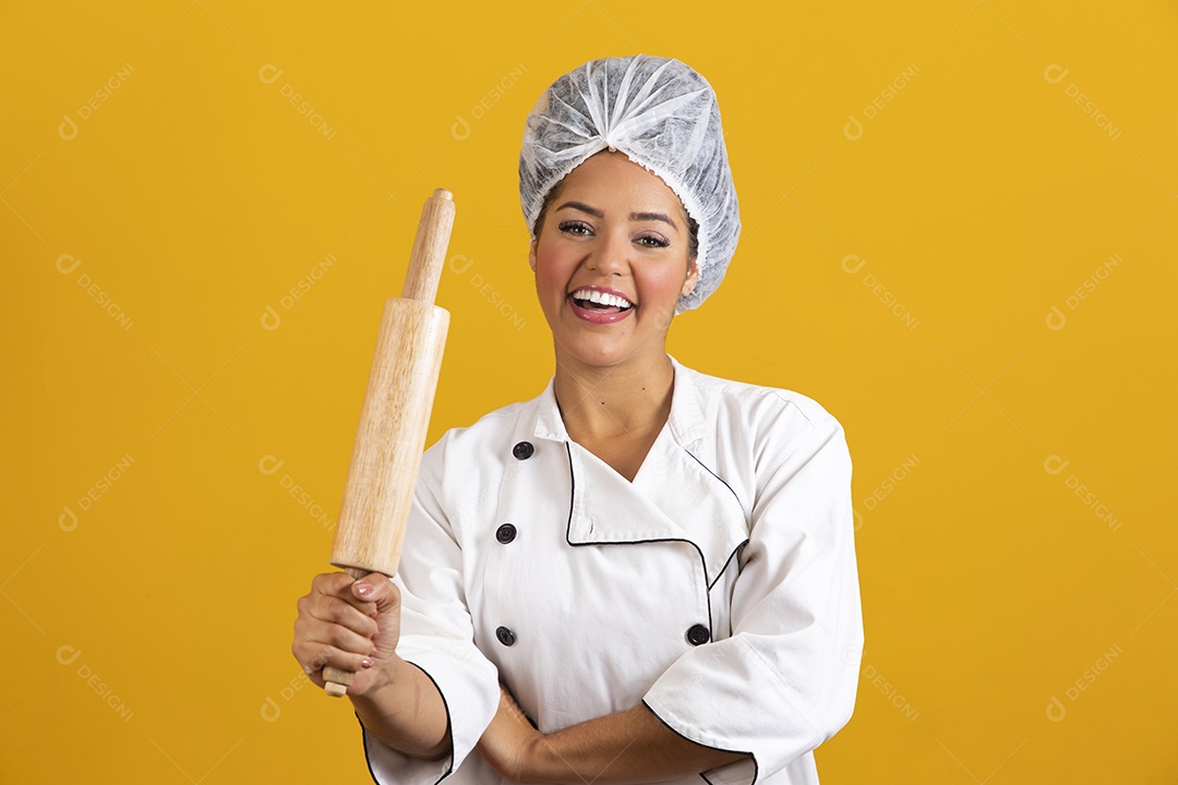 Linda mulher jovem garota cabelo cacheado chefe de cozinha usando avental branco fundo isolado amarelo