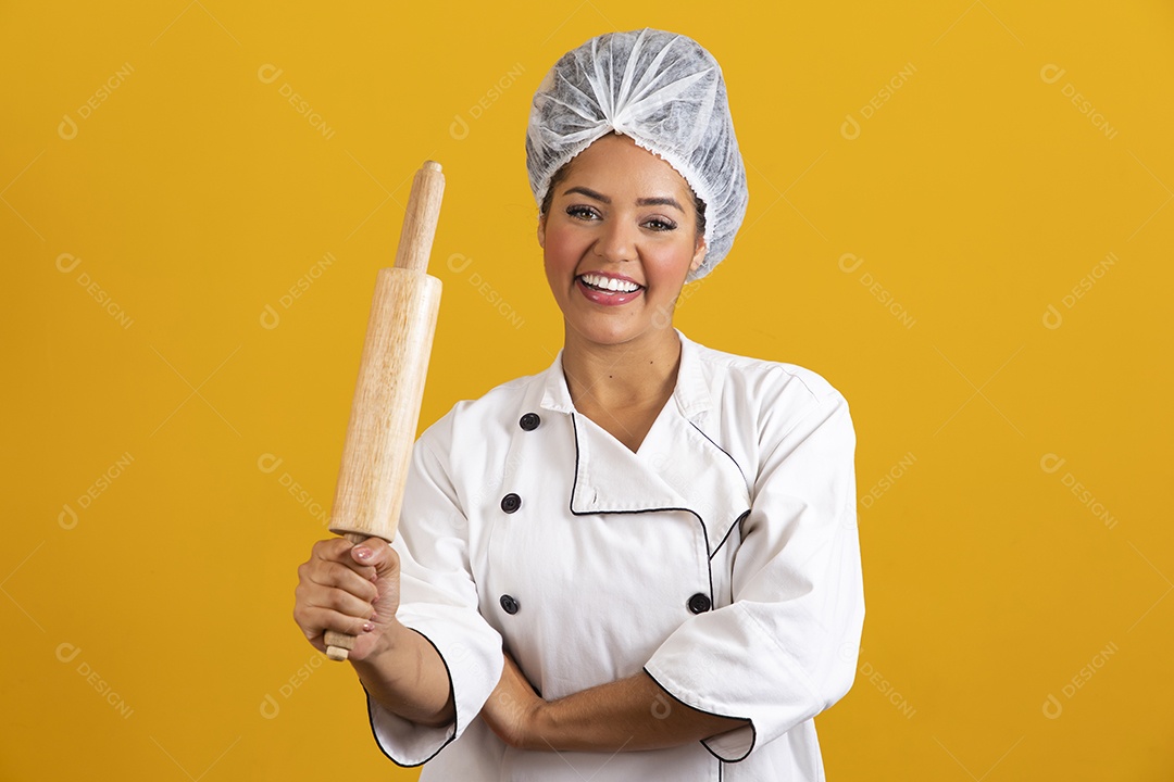 Linda mulher jovem garota cabelo cacheado chefe de cozinha usando avental branco fundo isolado amarelo