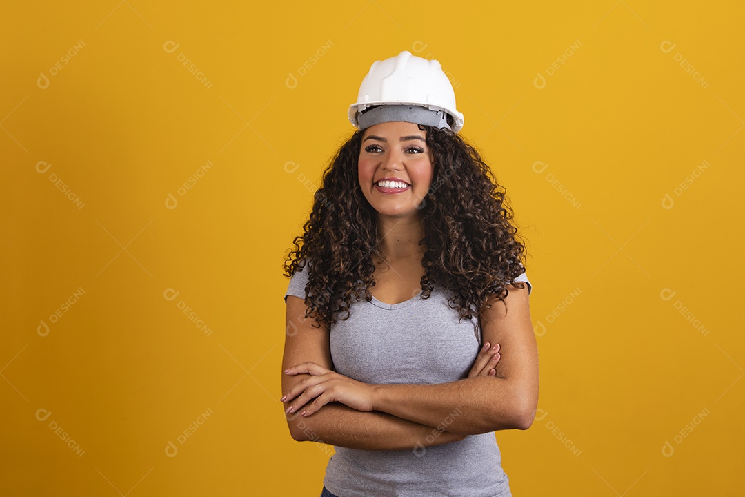 Linda mulher jovem garota cabelo cacheado engenheira fundo isolado amarelo