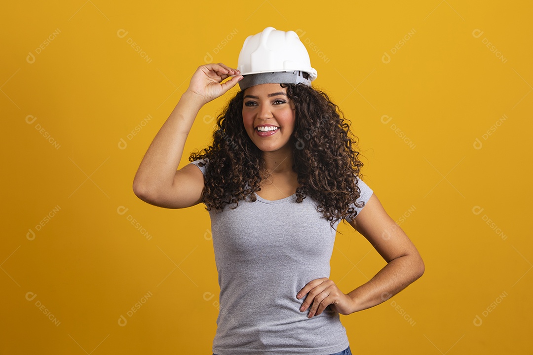 Linda mulher jovem garota cabelo cacheado engenheira fundo isolado amarelo