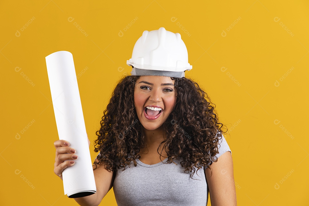 Linda mulher jovem garota cabelo cacheado engenheira usando capacete segurando projeto planta branco fundo isolado amarelo