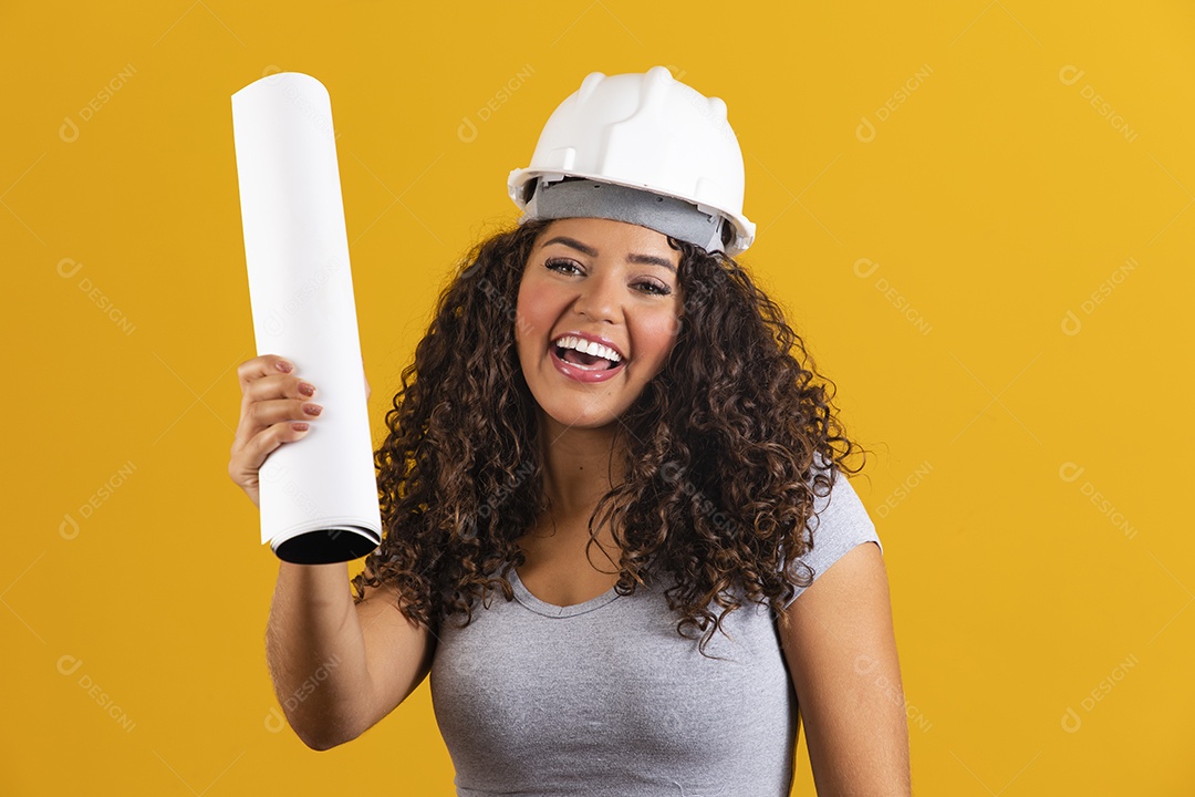 Linda mulher jovem garota cabelo cacheado engenheira usando capacete segurando projeto planta branco fundo isolado amarelo