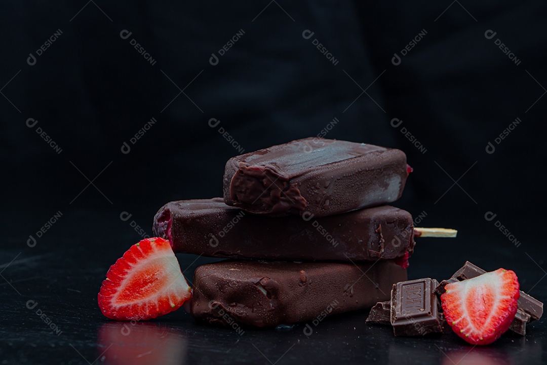 Picolé de chocolate sorvete sobre tabua de madeira