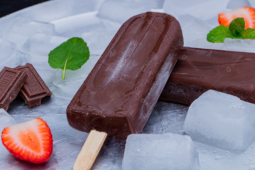 Picolé de chocolate sorvete sobre tabua de madeira