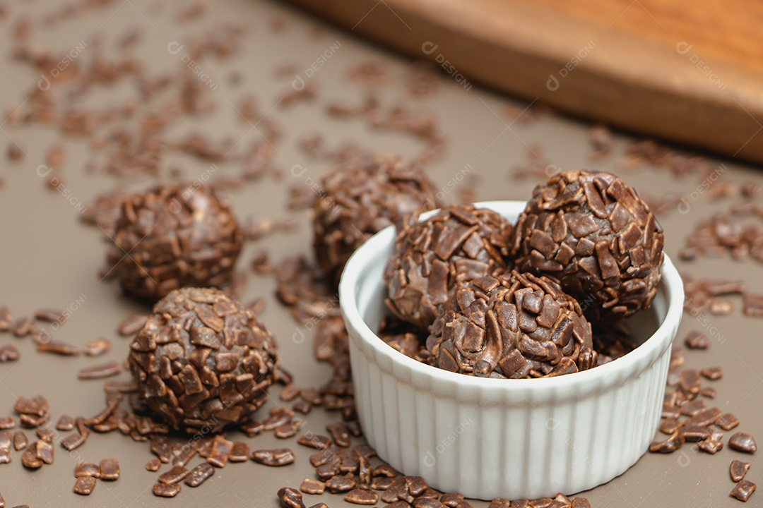 Brigadeiro de chocolate sobre tigela branca