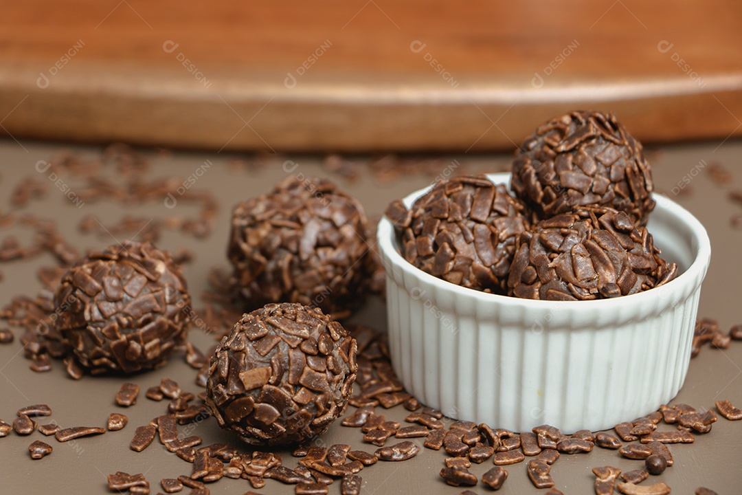 Brigadeiro de chocolate sobre tigela branca