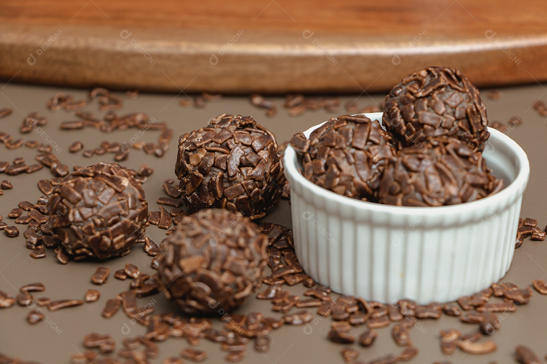 Brigadeiro de chocolate sobre tigela branca