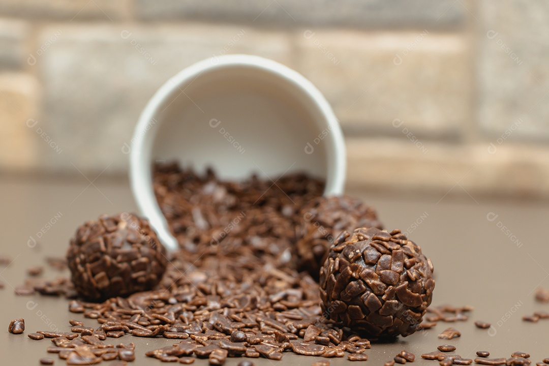 Brigadeiro de chocolate sobre tigela branca