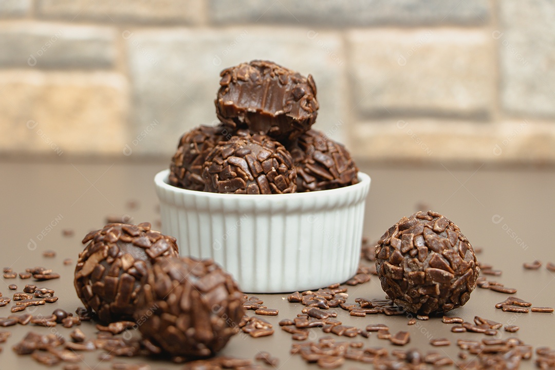 Brigadeiro de chocolate sobre tigela branca