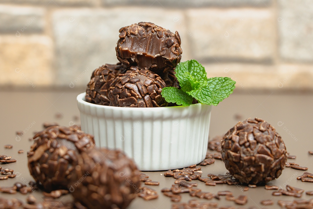 Brigadeiro de chocolate sobre tigela branca