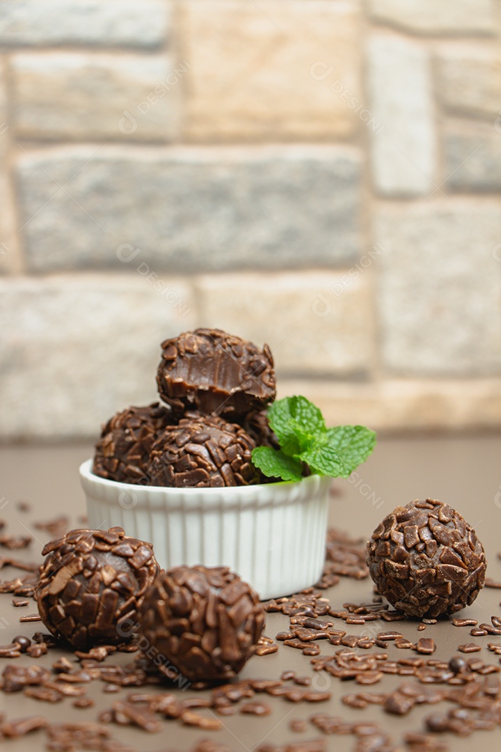 Brigadeiro de chocolate sobre tigela branca