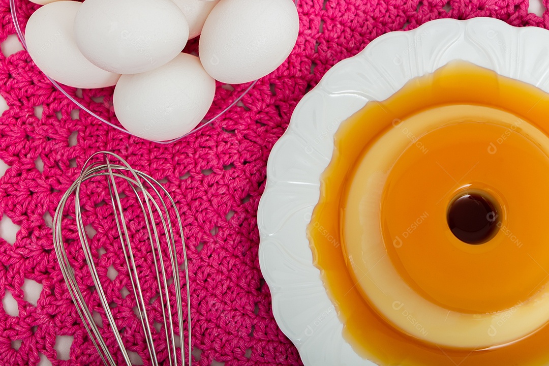 Pudim de leite doce comida sobre prato branco