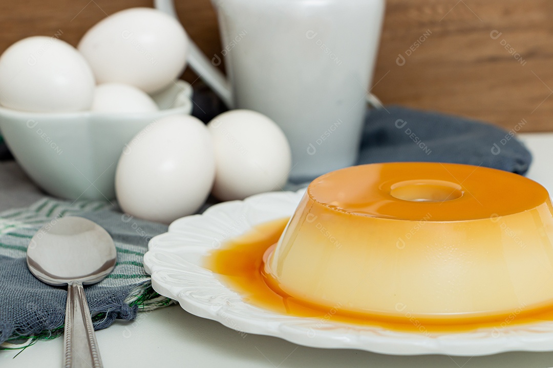 Pudim de leite doce comida sobre prato branco