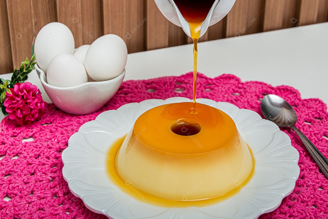 Pudim de leite doce comida sobre prato branco